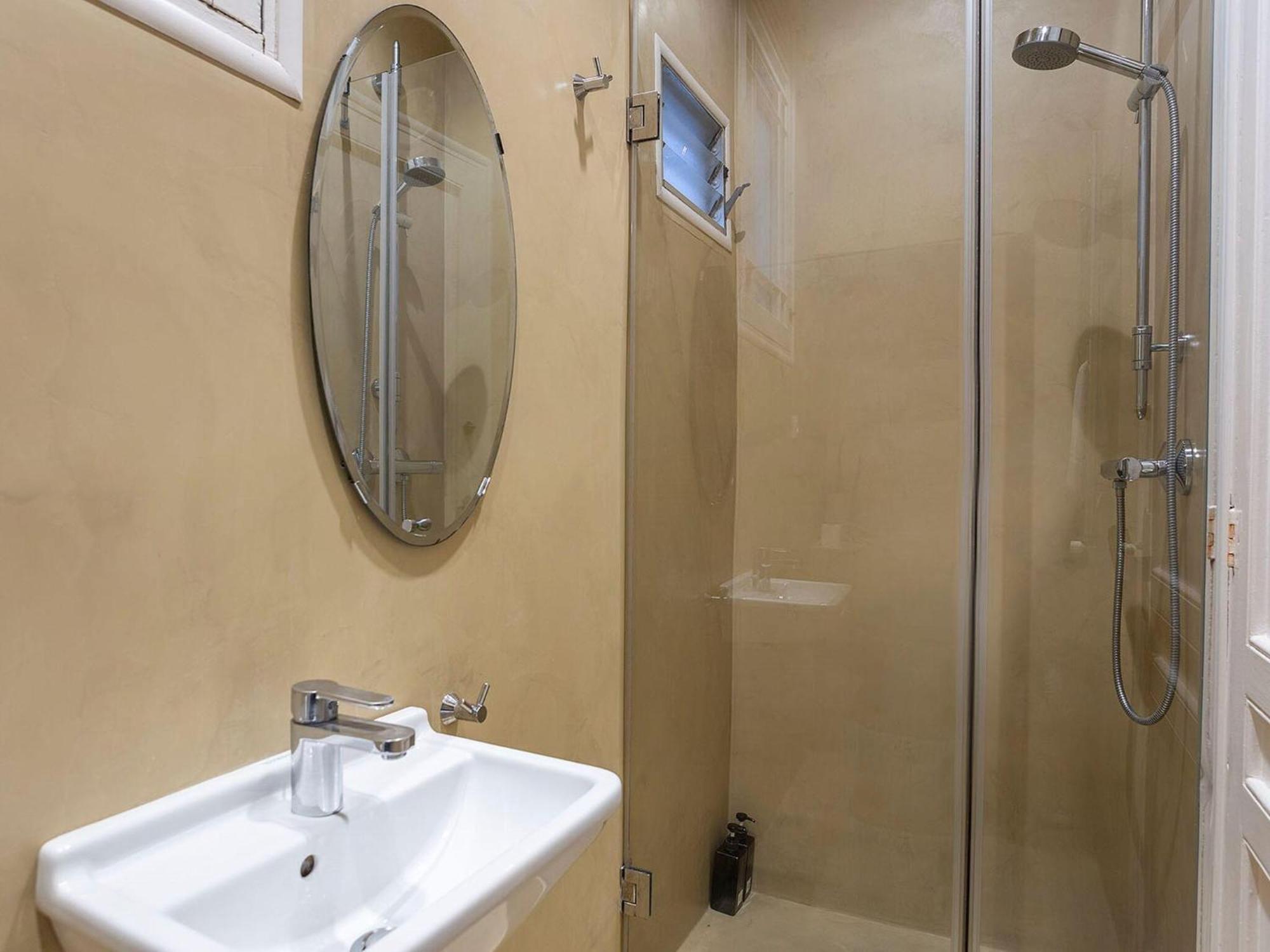 Luxurious For 9 People Recently Renovated In The Center Of Barcelona