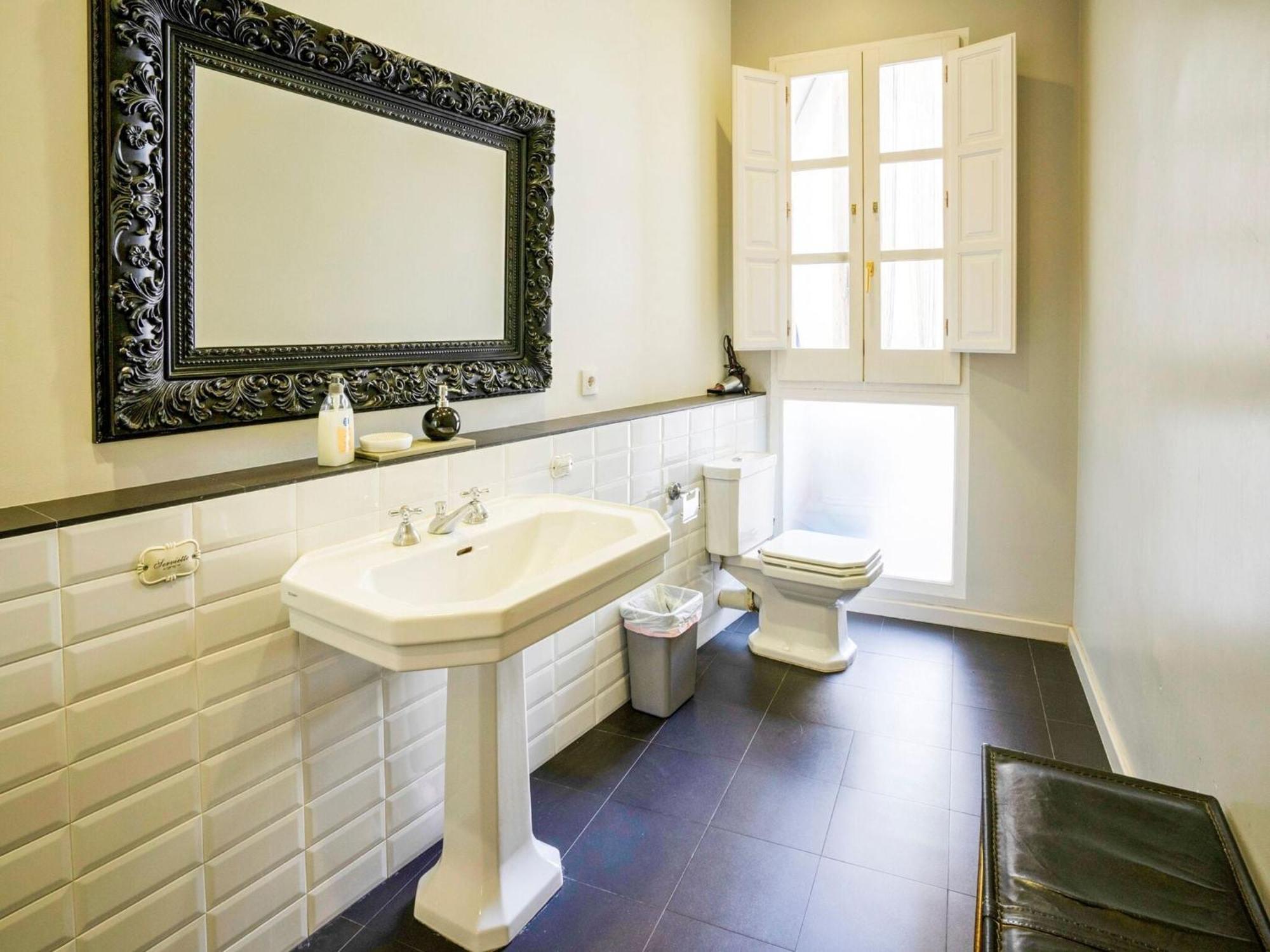 Luxurious For 9 People Recently Renovated In The Center Of Pousada Barcelona